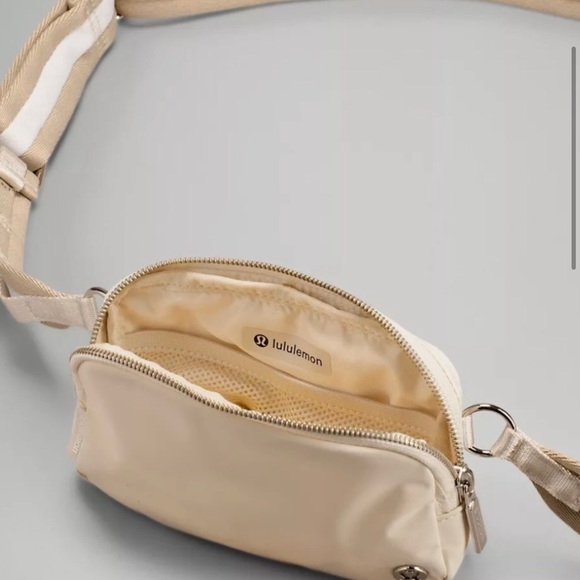 LULULEMON CROSSBODY BAG IN WHITE OPAL/RAW LINEN/ WHITE COMBO - Picture 2 of 4